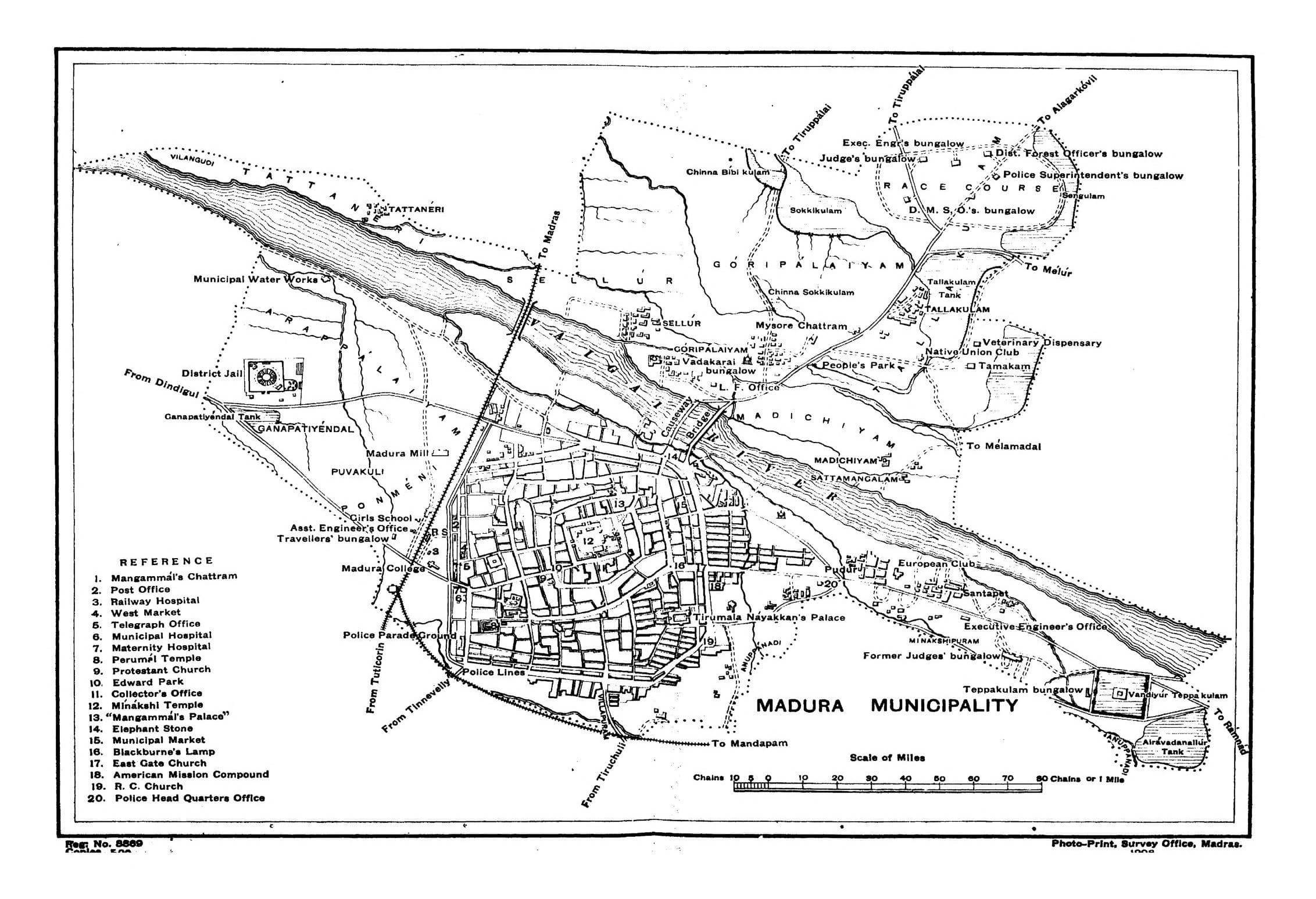 1906 Survey Office Madras map of Madurai Municipality, showing the Vaigai river running across the top with bridges, the walled old city, and several elongated tank polygons including the Vandiyur Mariamman teppakulam and surrounding water bodies, with a numbered legend identifying tanks, temples, and civic landmarks.